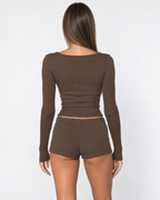 Conjunto de canalé con camiseta henley y short