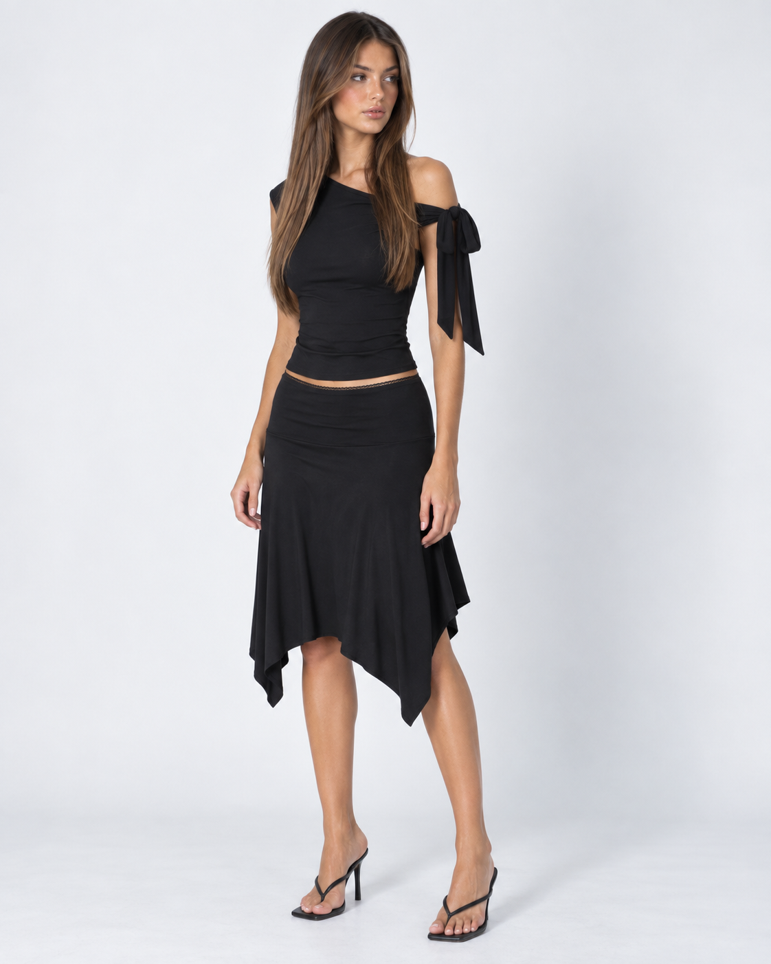 Conjunto asimétrico con top de un hombro y falda midi