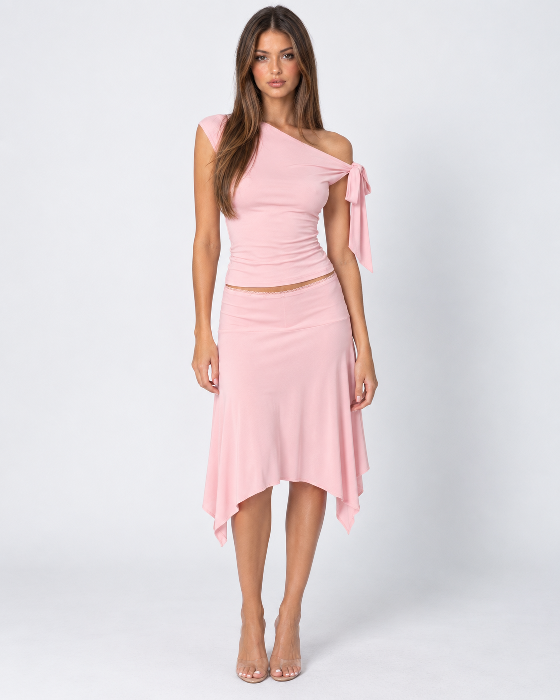 Conjunto asimétrico con top de un hombro y falda midi