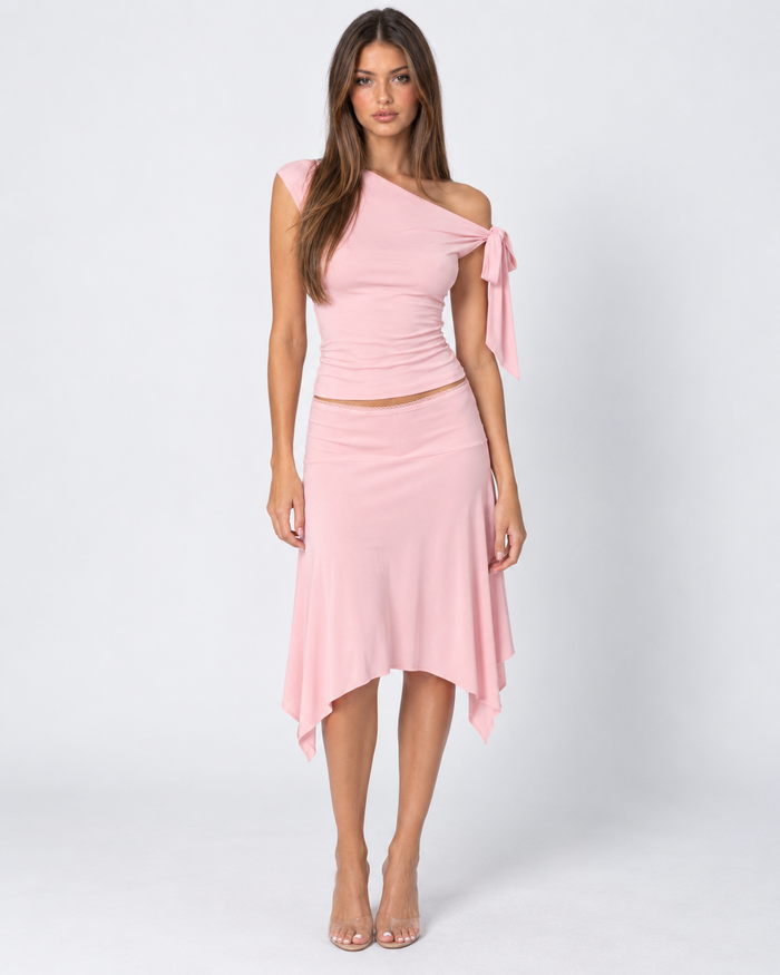 Conjunto asimétrico con top de un hombro y falda midi