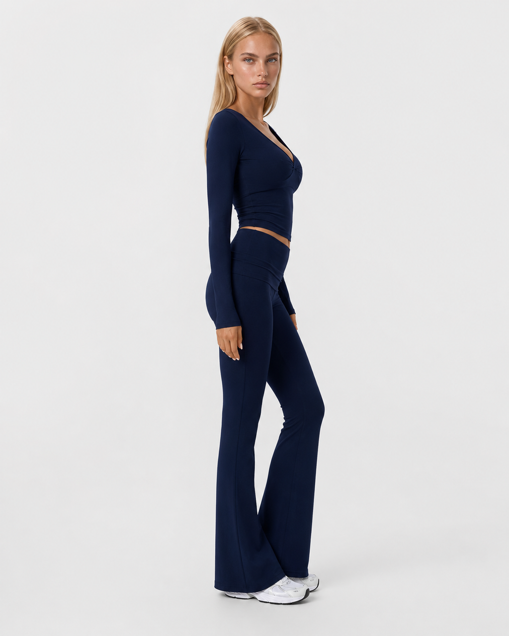 Conjunto con top de nudo frontal y pantalón de campana
