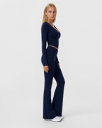 Conjunto con top de nudo frontal y pantalón de campana