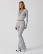 Conjunto con top de nudo frontal y pantalón de campana