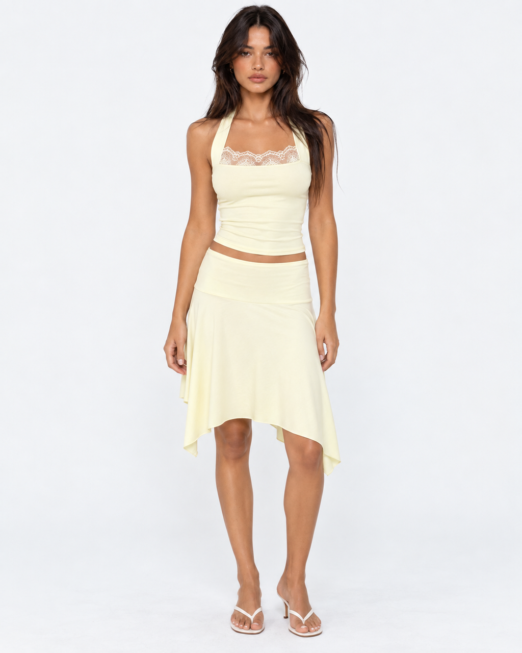 Conjunto de top halter con encaje y falda midi asimétrica