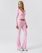 Conjunto con top de nudo frontal y pantalón de campana