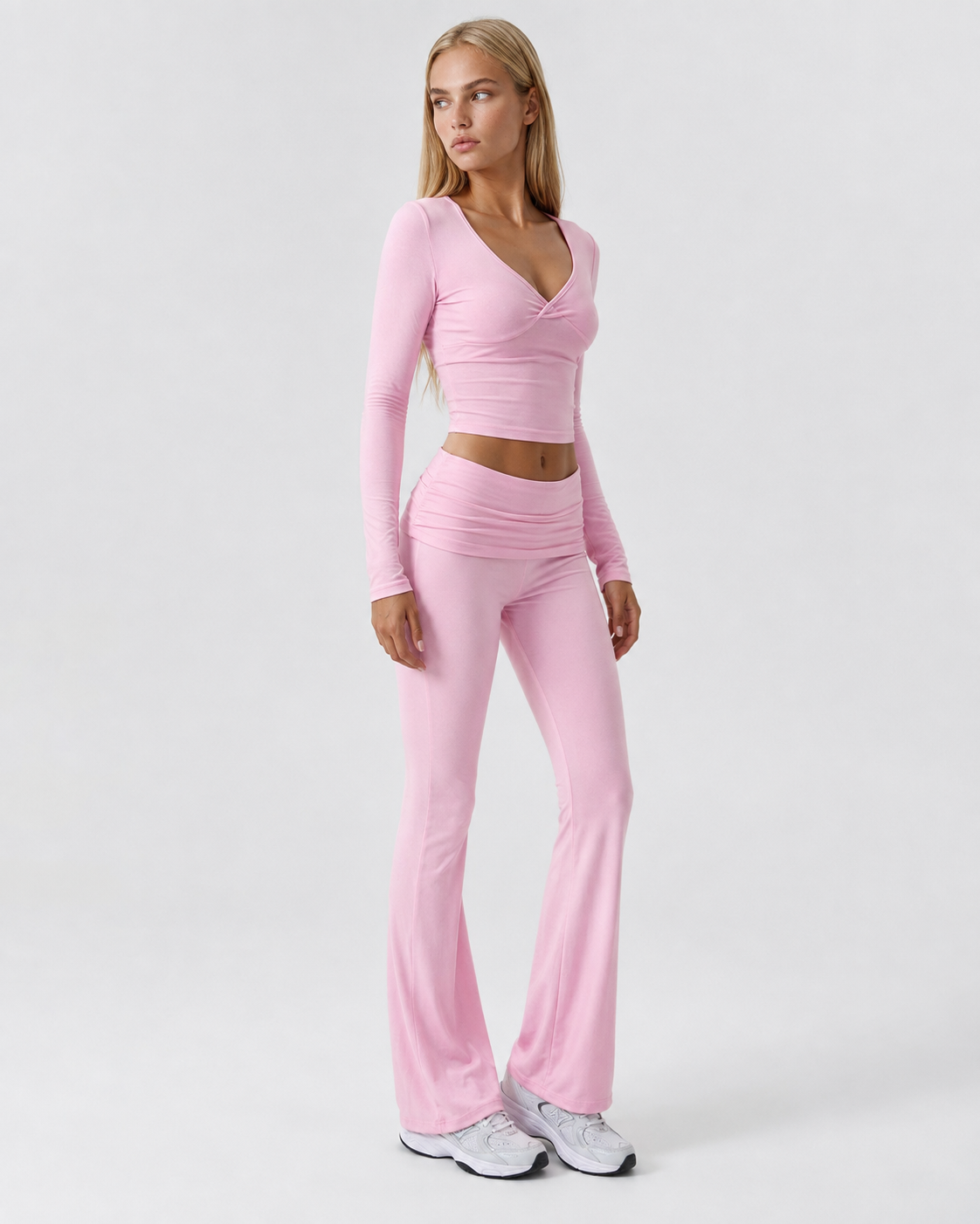 Conjunto con top de nudo frontal y pantalón de campana