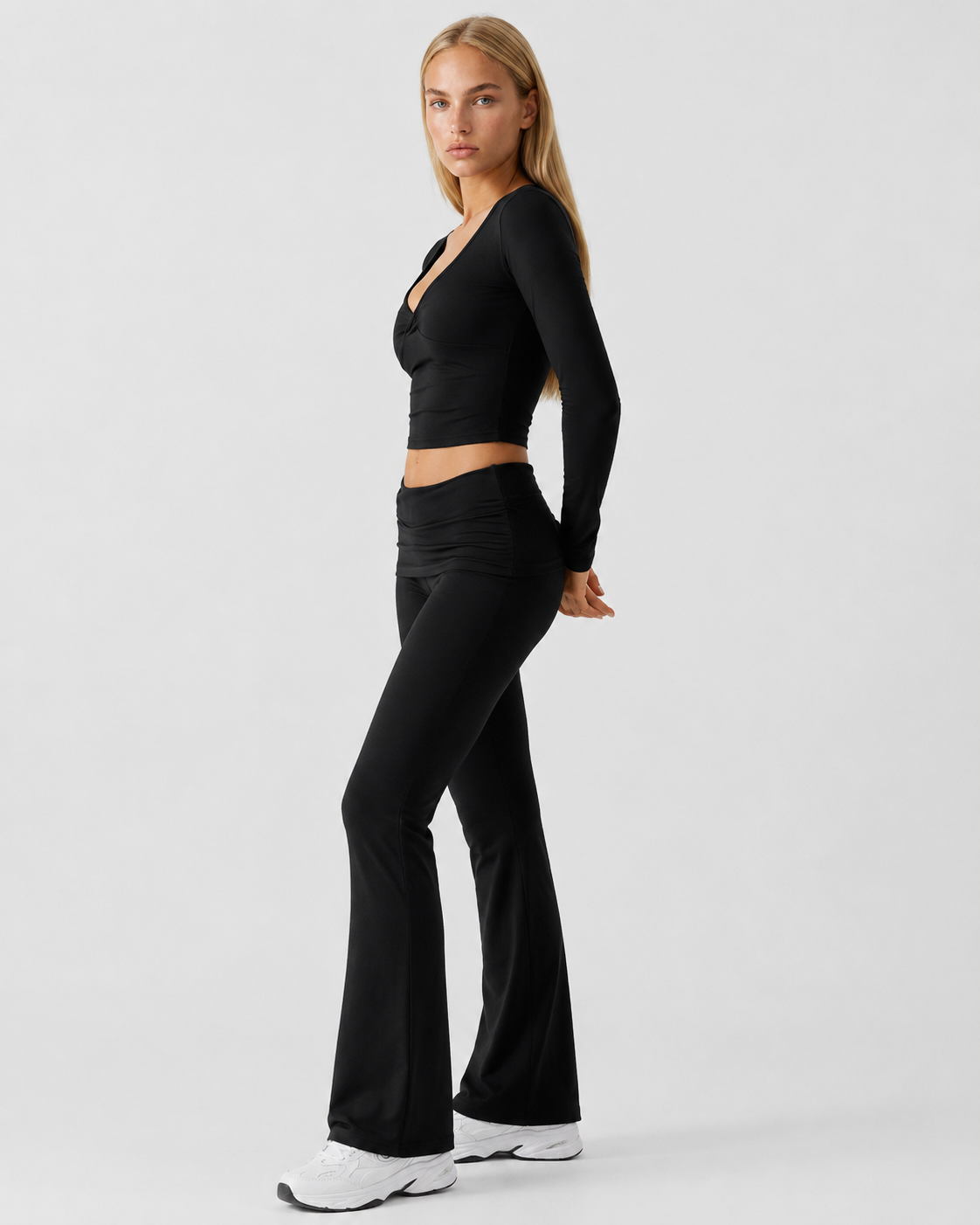 Conjunto con top de nudo frontal y pantalón de campana