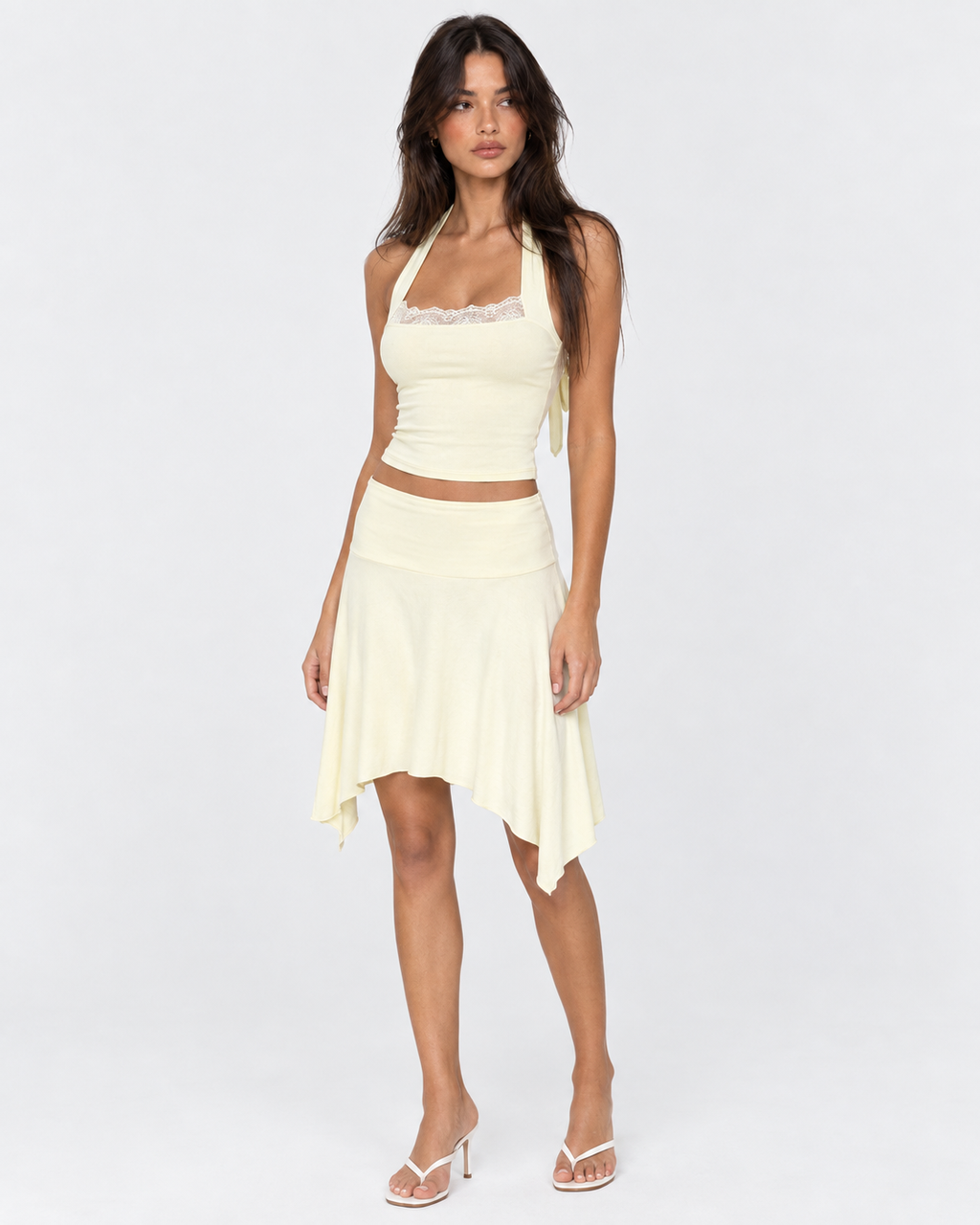 Conjunto de top halter con encaje y falda midi asimétrica