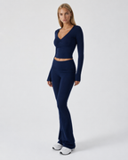 Conjunto con top de nudo frontal y pantalón de campana