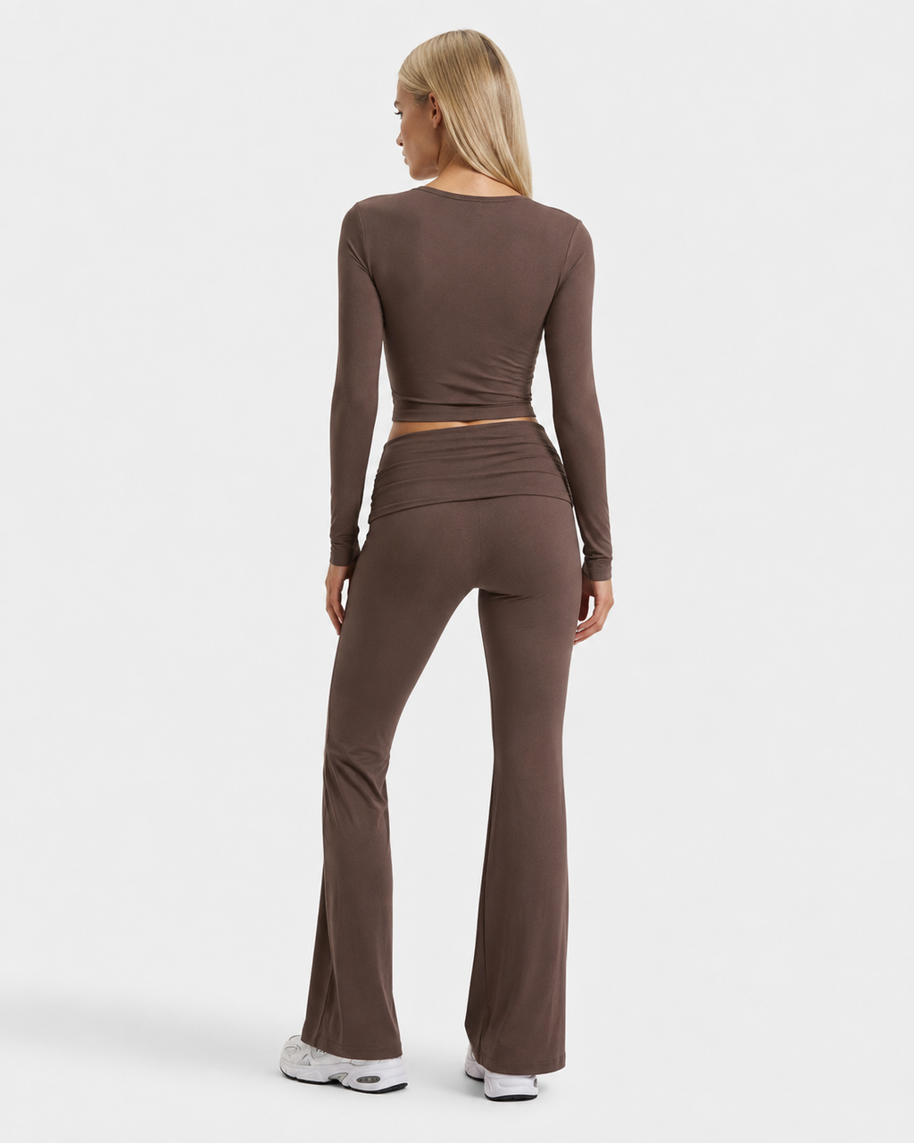 Conjunto con top de nudo frontal y pantalón de campana