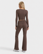 Conjunto con top de nudo frontal y pantalón de campana