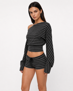 Conjunto de rayas con top de hombros descubiertos y short