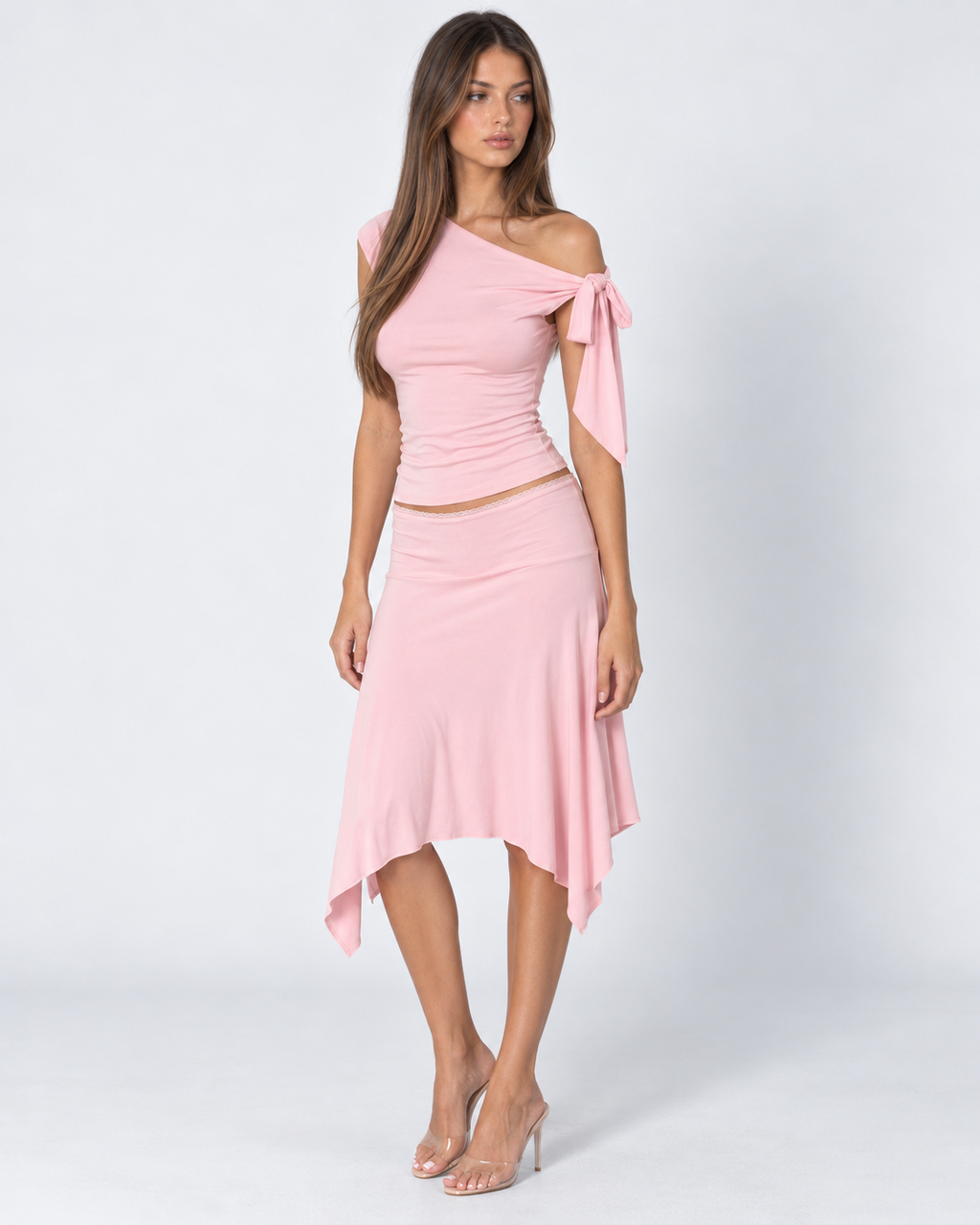 Conjunto asimétrico con top de un hombro y falda midi