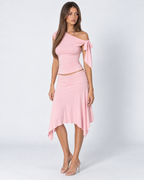 Conjunto asimétrico con top de un hombro y falda midi
