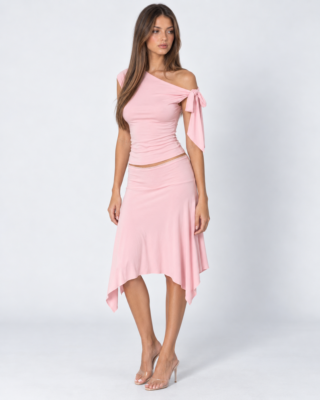 Conjunto asimétrico con top de un hombro y falda midi