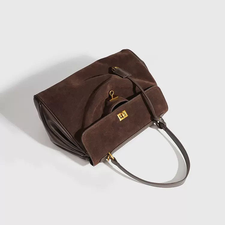 Bolso de piel y ante con herrajes dorados