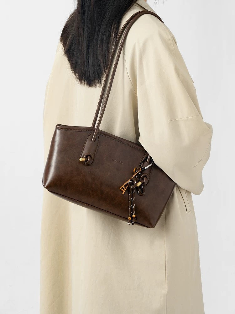 Bolso estructurado con asas largas