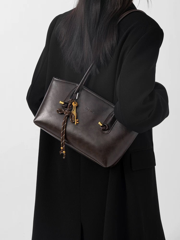 Bolso estructurado con asas largas