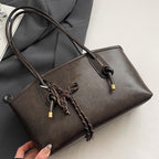 Bolso estructurado con asas largas