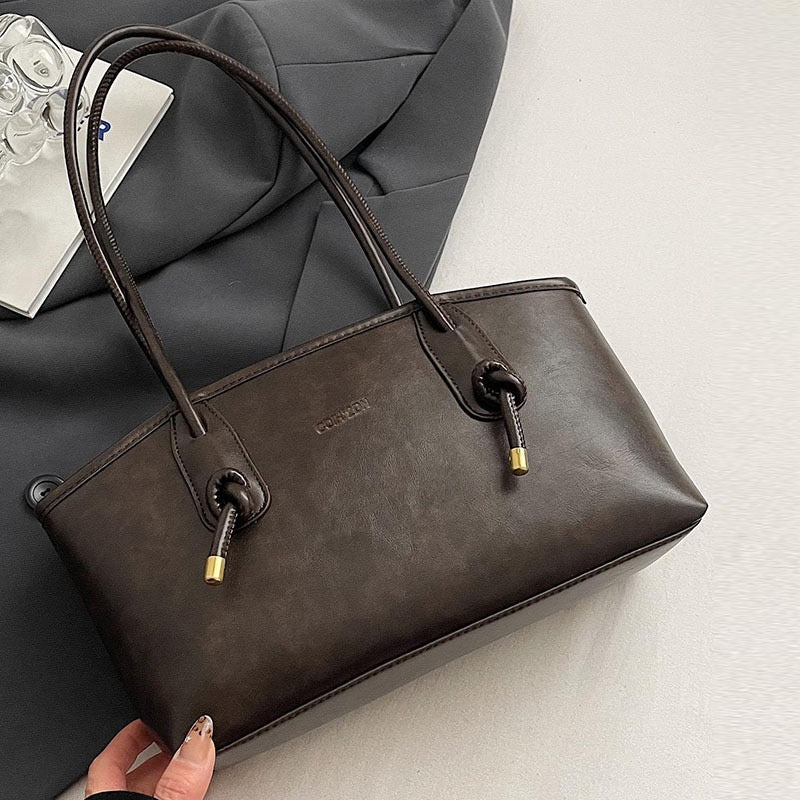 Bolso estructurado con asas largas