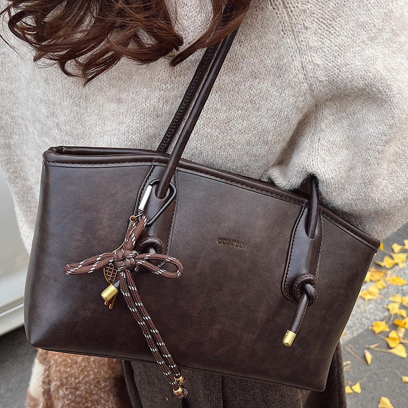 Bolso estructurado con asas largas