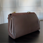 Bolso de piel y ante con herrajes dorados