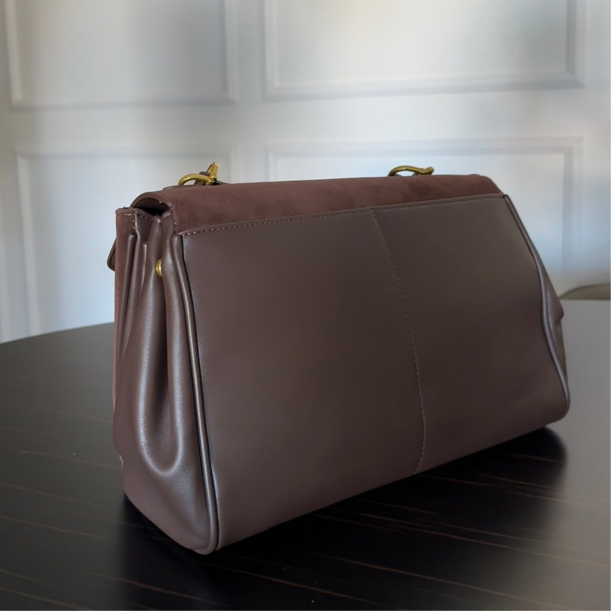 Bolso de piel y ante con herrajes dorados