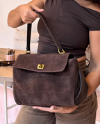 Bolso de piel y ante con herrajes dorados