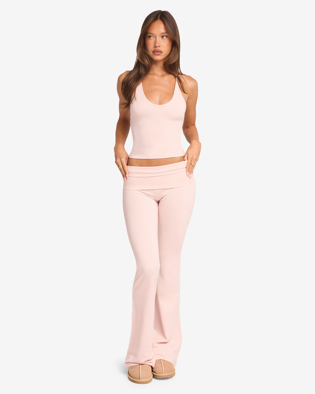 Conjunto de top halter con sujetador integrado y leggings de campana