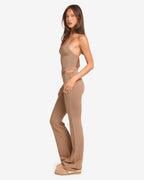 Conjunto de top halter con sujetador integrado y leggings de campana