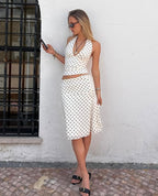 Conjunto de lunares con top halter y falda midi