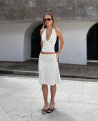 Conjunto de lunares con top halter y falda midi