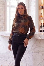 Blusa de flores con cuello de volante