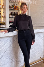 Blusa de cuello alto con encaje en negro