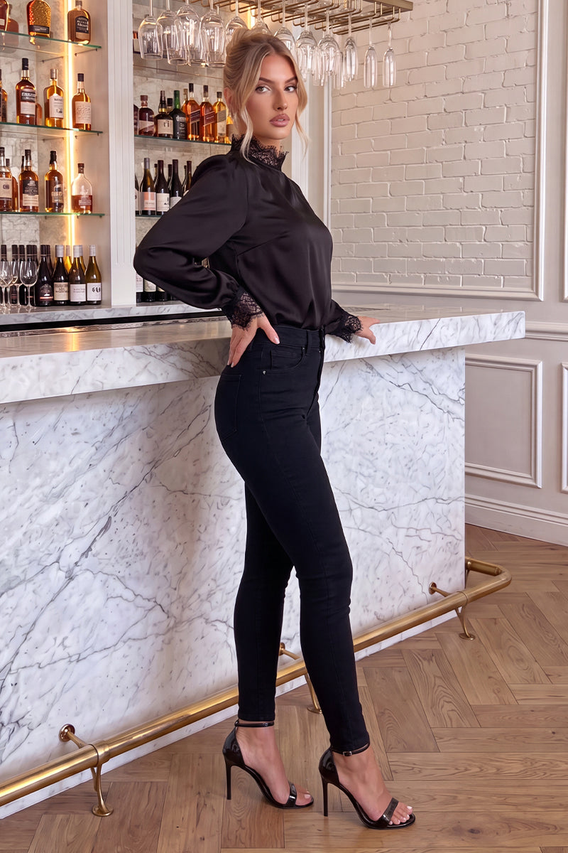 Blusa de cuello alto con encaje en negro