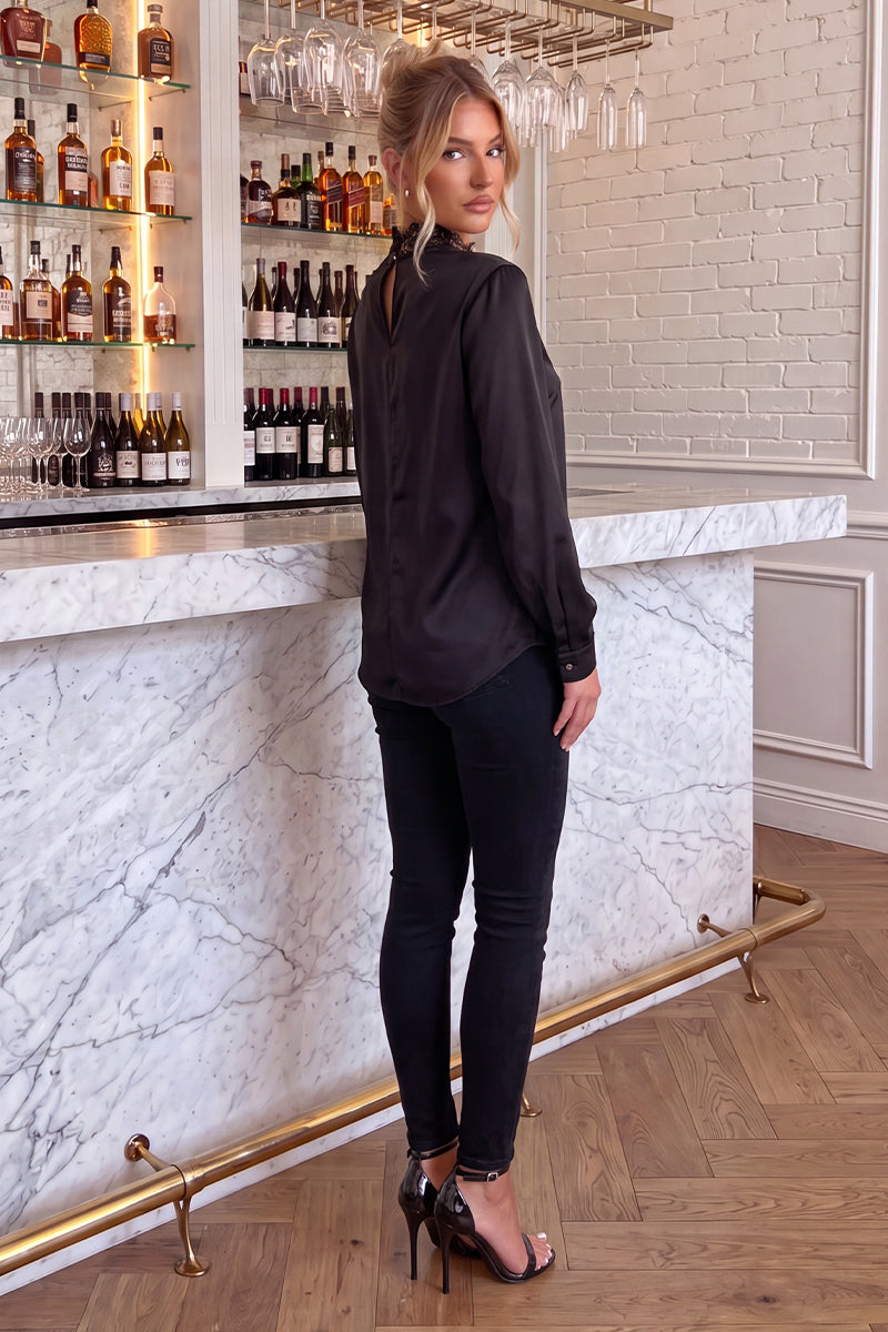 Blusa de cuello alto con encaje en negro