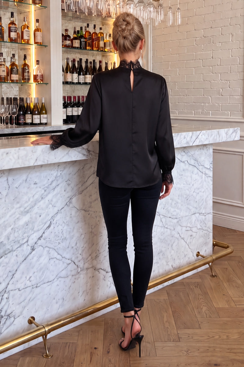 Blusa de cuello alto con encaje en negro