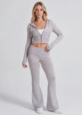 Conjunto de punto con chaqueta y pantalón acampanado