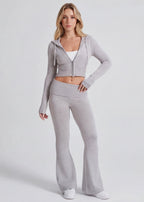 Conjunto de punto con chaqueta y pantalón acampanado