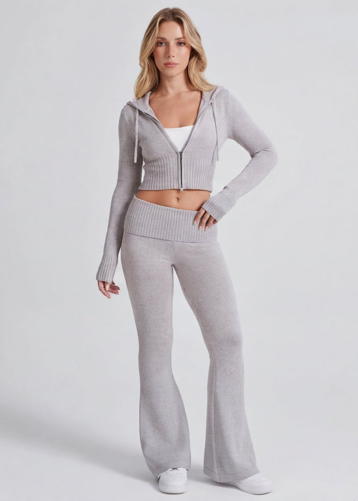 Conjunto de punto con chaqueta y pantalón acampanado
