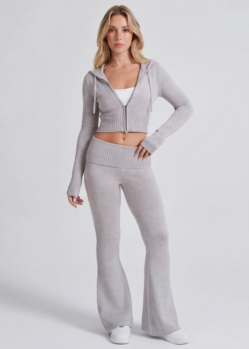 Conjunto de punto con chaqueta y pantalón acampanado