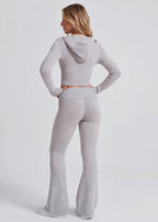 Conjunto de punto con chaqueta y pantalón acampanado