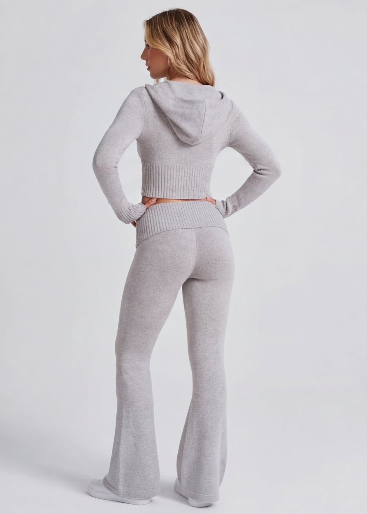 Conjunto de punto con chaqueta y pantalón acampanado