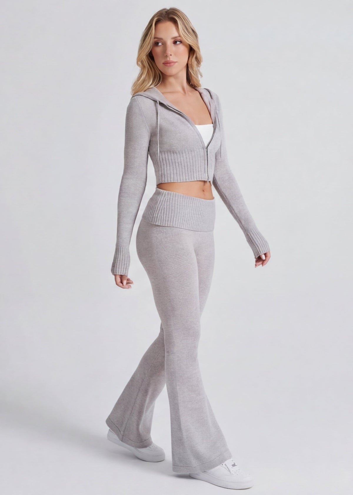 Conjunto de punto con chaqueta y pantalón acampanado