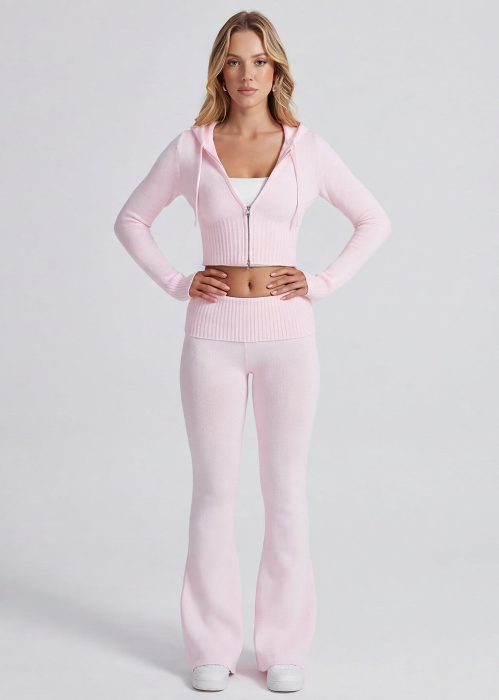 Conjunto de punto con chaqueta y pantalón acampanado
