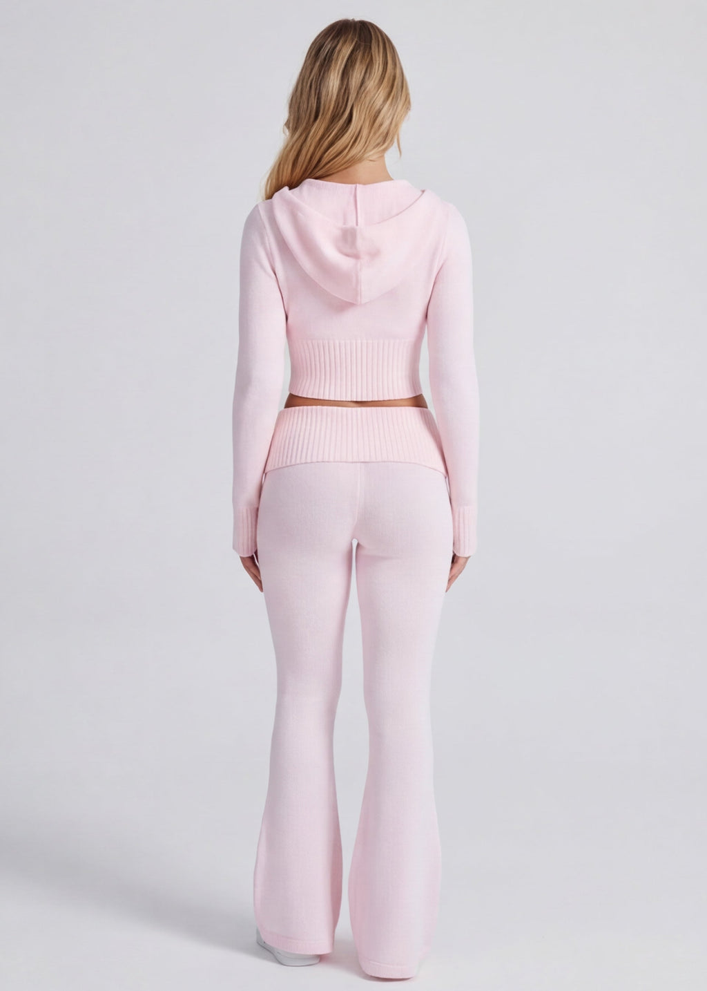 Conjunto de punto con chaqueta y pantalón acampanado