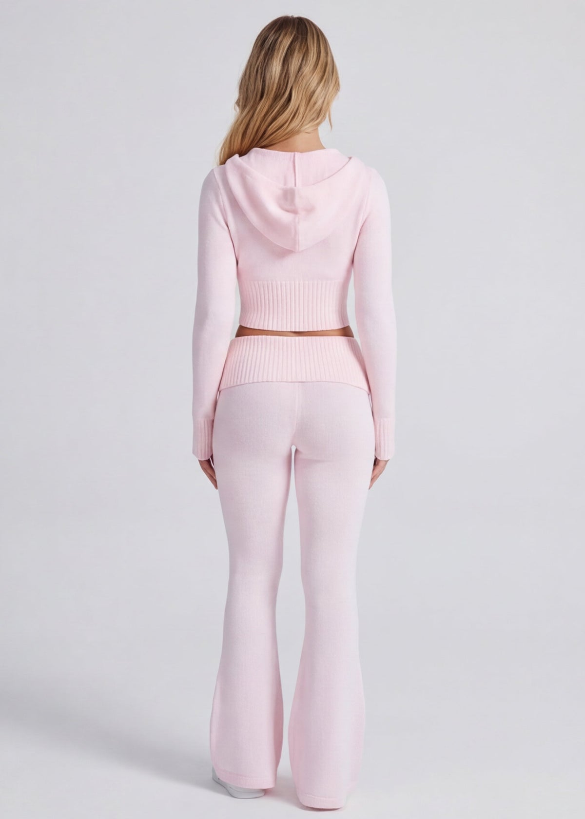 Conjunto de punto con chaqueta y pantalón acampanado