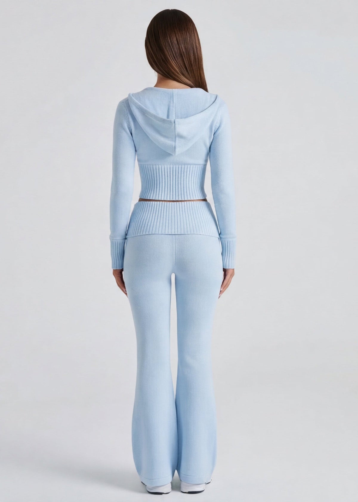 Conjunto de punto con chaqueta y pantalón acampanado