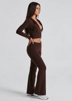 Conjunto de punto con chaqueta y pantalón acampanado