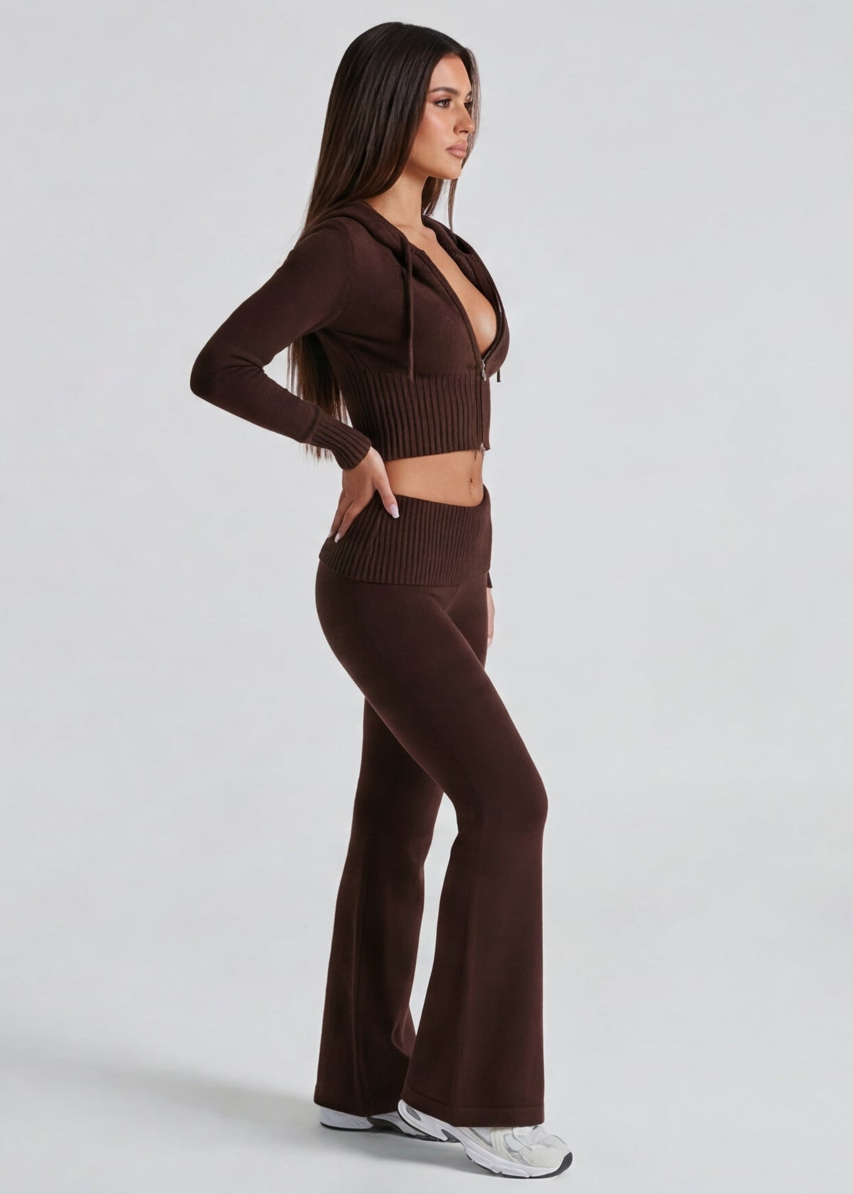 Conjunto de punto con chaqueta y pantalón acampanado